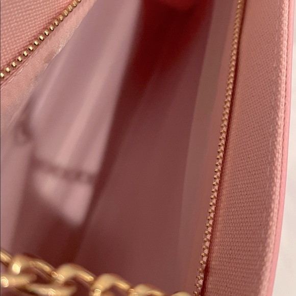 New👛✨💖Carolina Herrera Pink Floral Designer Clutch with Gold Chain Strap - Picture 15 of 16